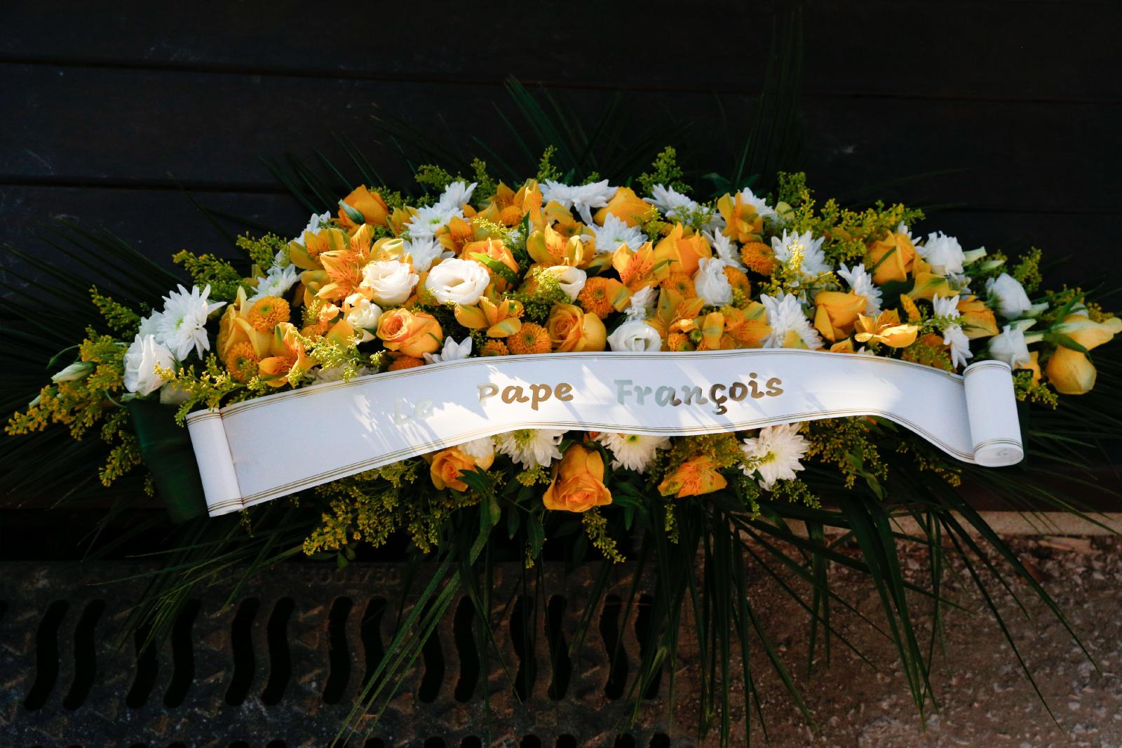 Wreath left by pope