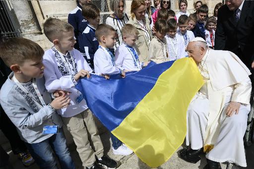 Pope Francis kisses Ukrainian flag