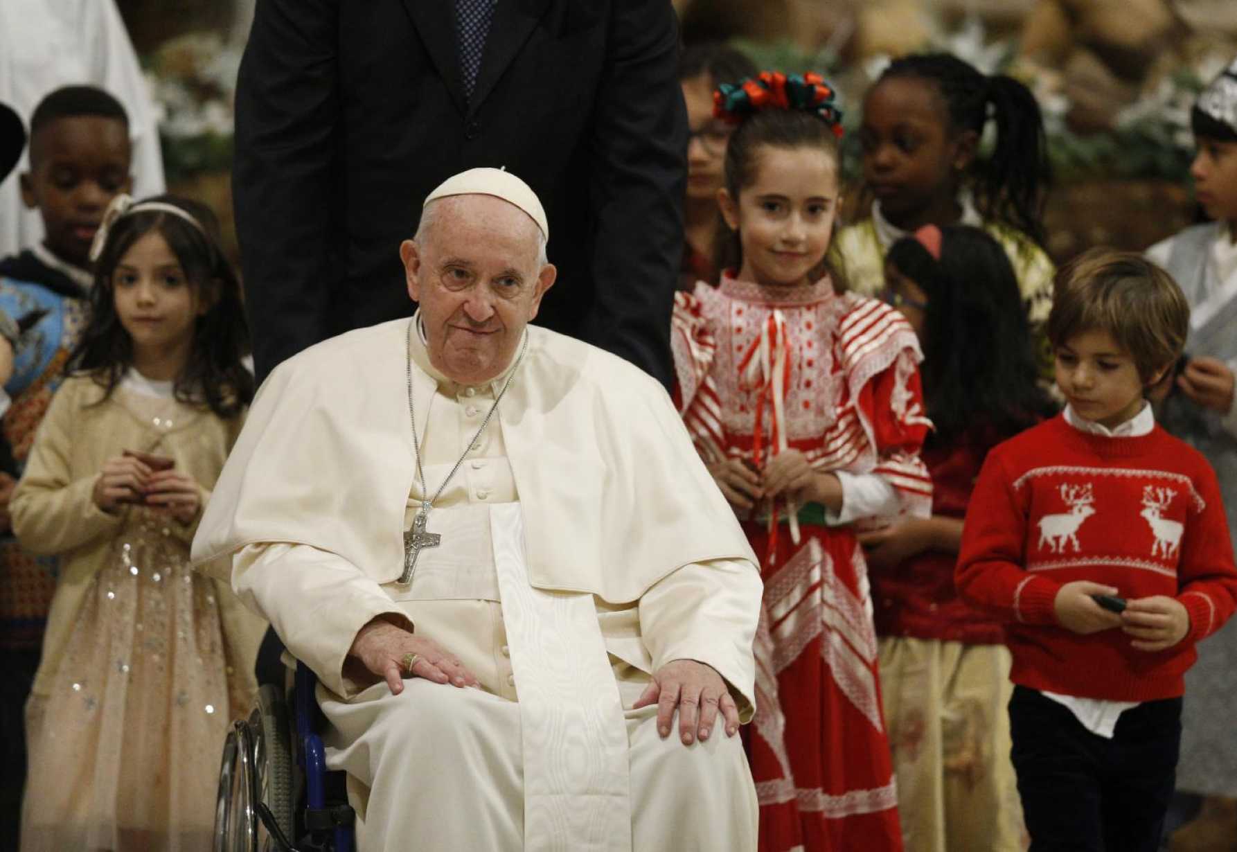 Bring hope to others, justice for the poor, pope says at Christmas Mass