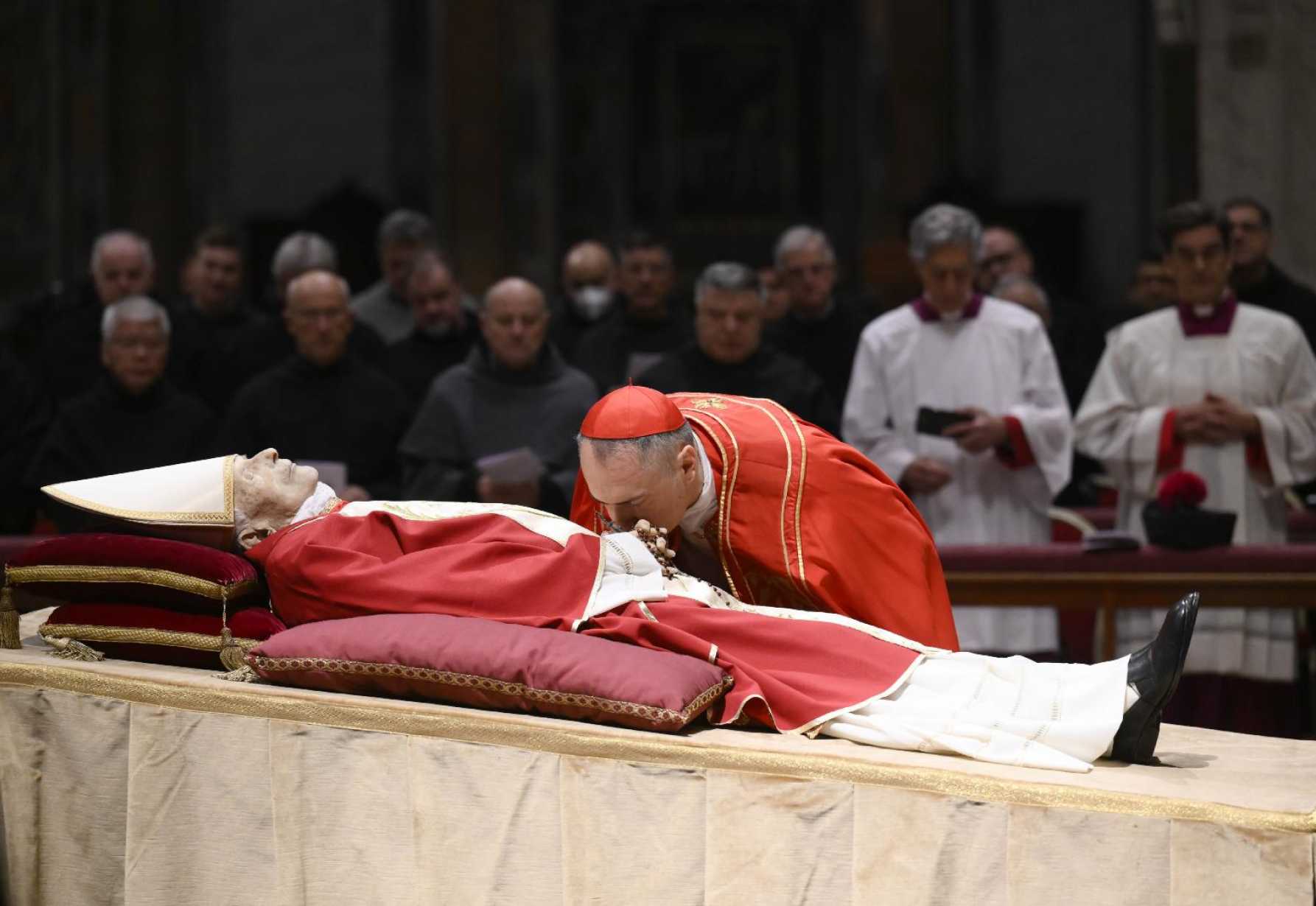 Pope Benedict's body solemnly, lovingly carried to St. Peter's Basilica