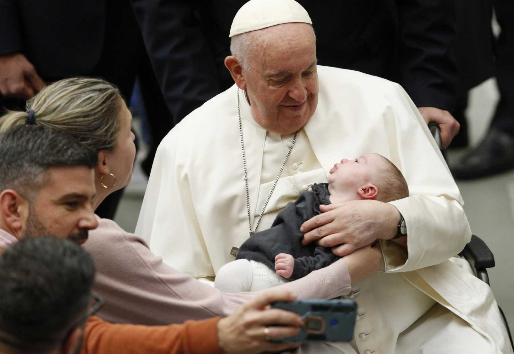 Pope prays God will strengthen commitment to defending all human life