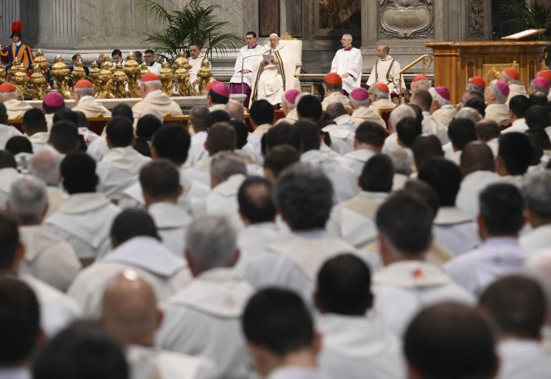 Pope shares summer reflection with Rome priests