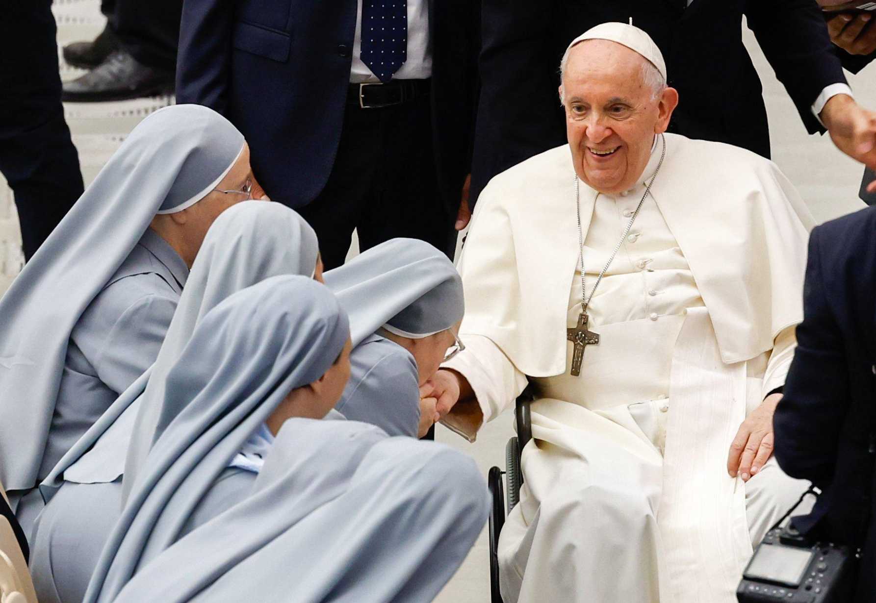 Adoration awakens love for the poor, commitment to justice, pope says