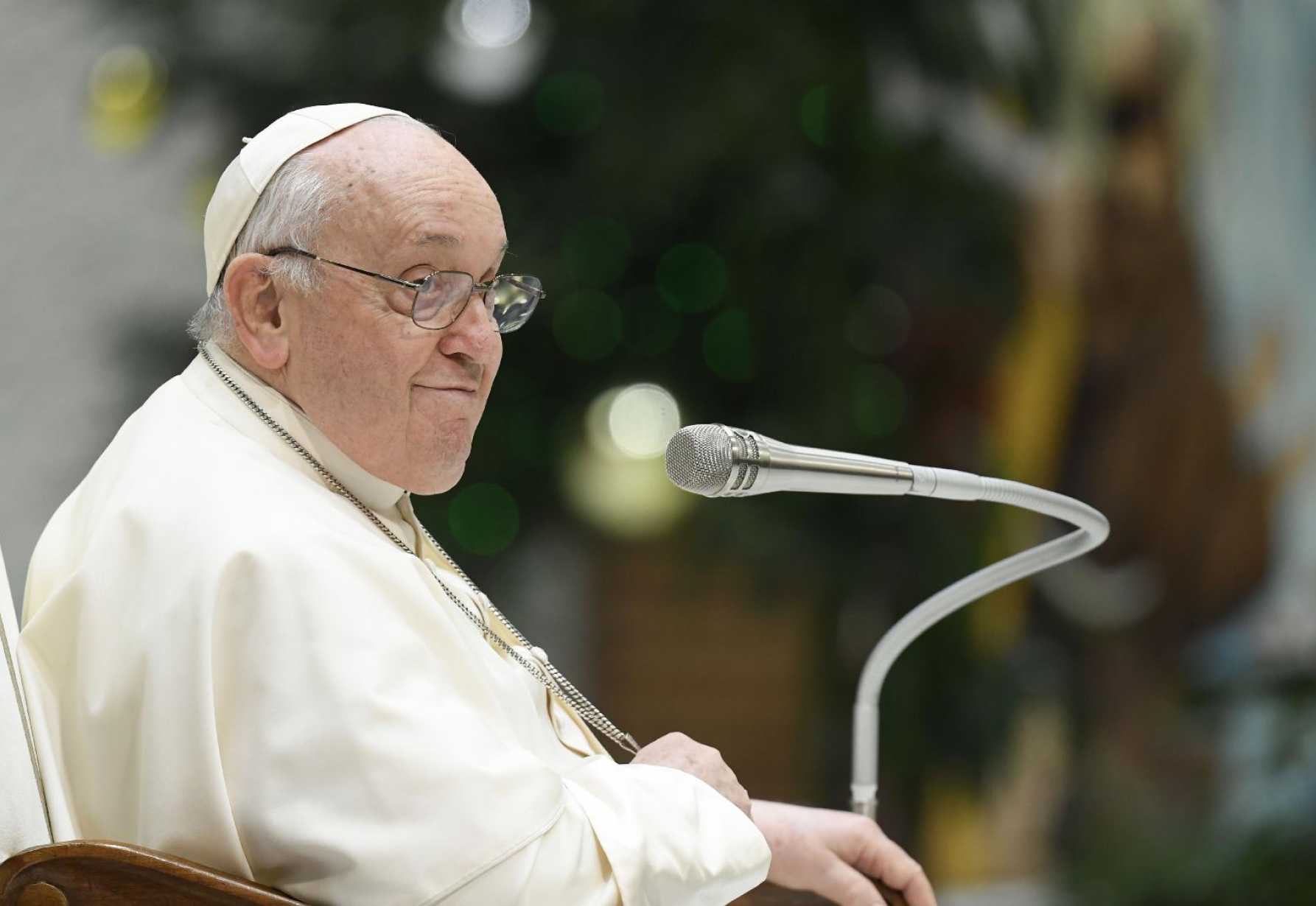Everyone faces temptation, but Jesus is always close by, pope says