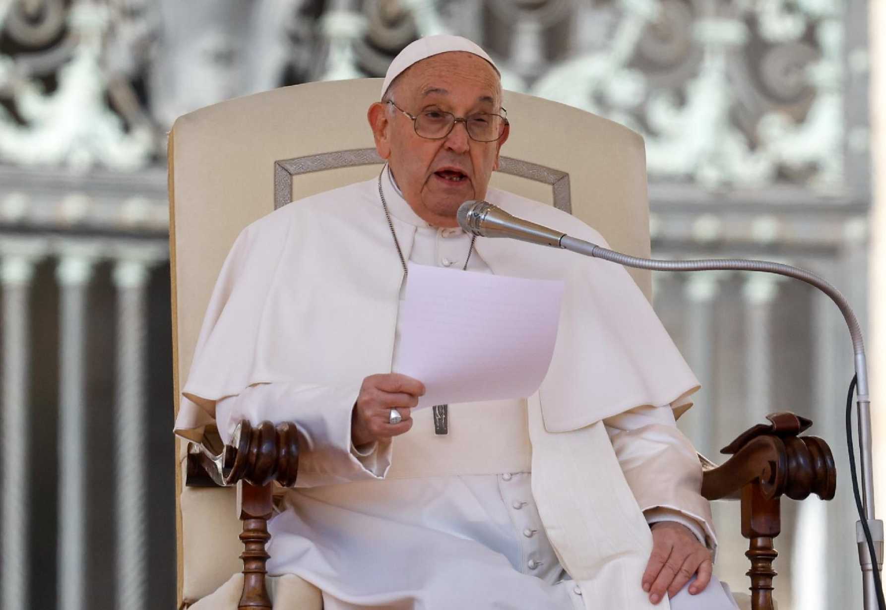 At audience, pope looks at virtue of prudence, prays for peace