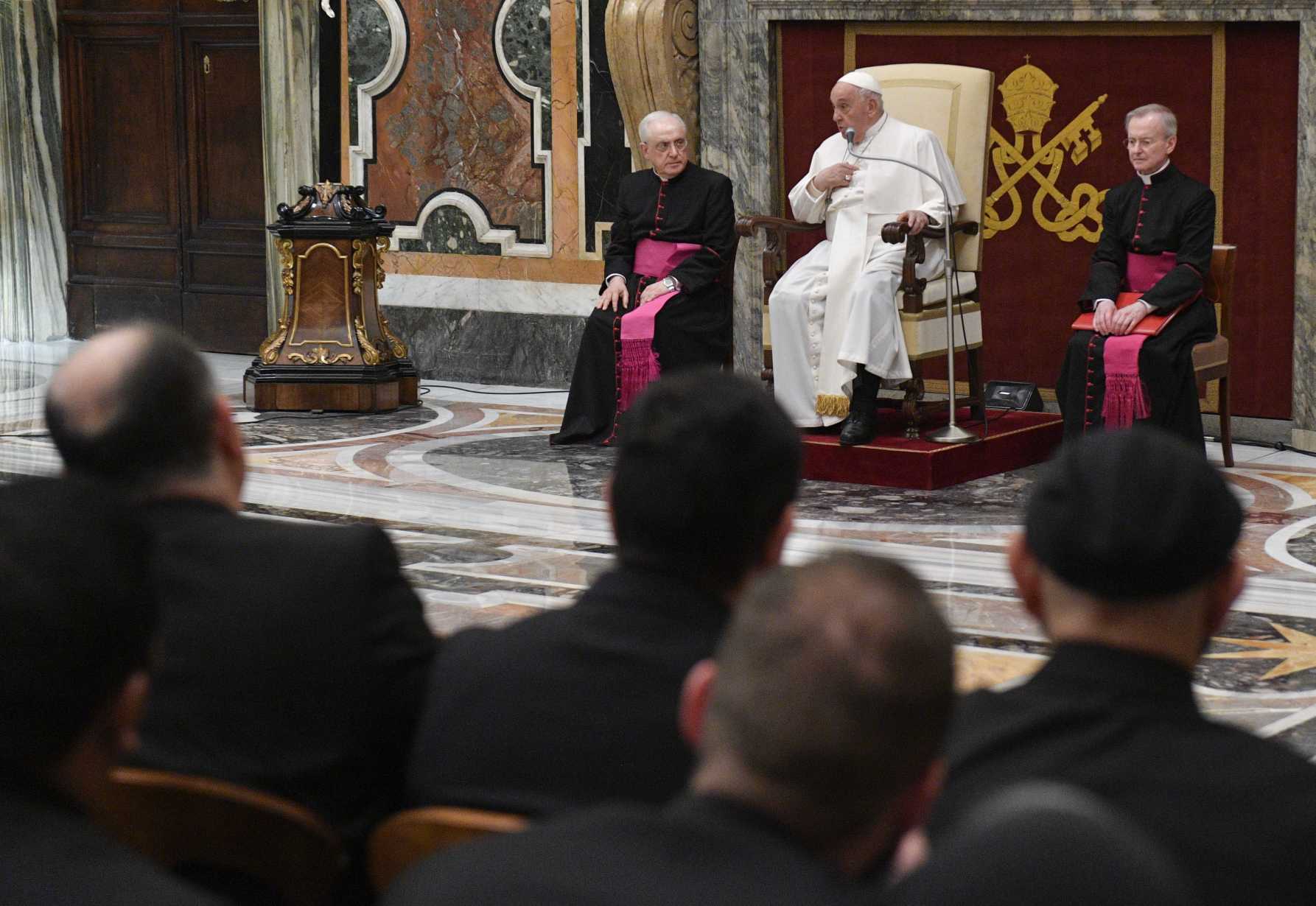 Pope tells priests: Be icons of Christ, wipe tears like Veronica