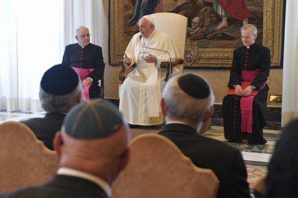 Pope Francis speaks to rabbis