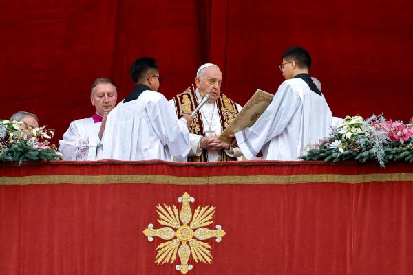 Pope Francis giving Christmas blessing