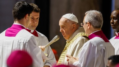 Proclaiming Holy Year, pope says it is time to strengthen and share hope