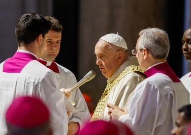 Proclaiming Holy Year, pope says it is time to strengthen and share hope